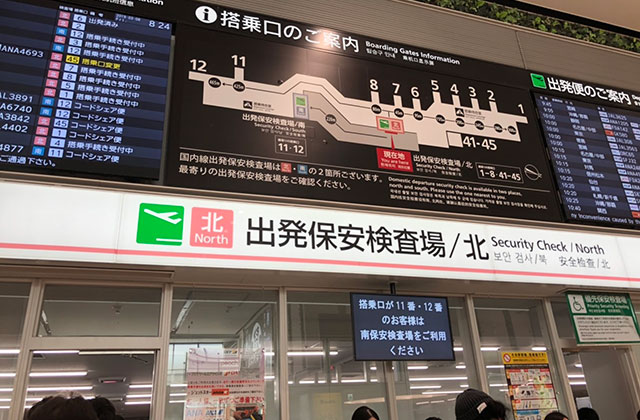 空港の出入口でAI温度センサー搭載 非接触顔認識検温＋自動手指消毒器スタンドによる感染症予防